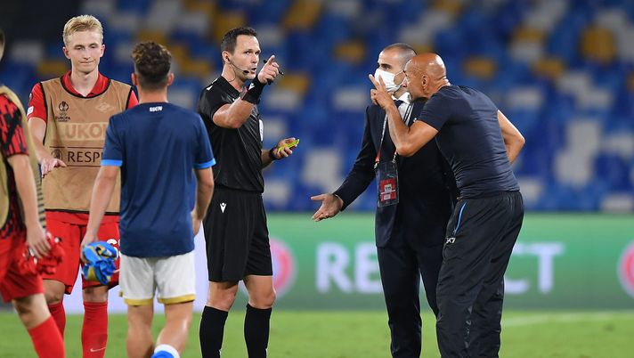 NAPLES, ITALY - SEPTEMBER 30: Referee Ivan Kruzliak shows a yellow card to Luciano Spalletti SSC Napoli coach after the UEFA Europa League group C match between SSC Napoli and Spartak Moskva at Stadio Diego Armando Maradona on September 30, 2021 in Naples, Italy. (Photo by Francesco Pecoraro/Getty Images) NAPLES, ITALY - SEPTEMBER 30: Referee Ivan Kruzliak shows a yellow card to Luciano Spalletti SSC Napoli coach after the UEFA Europa League group C match between SSC Napoli and Spartak Moskva at Stadio Diego Armando Maradona on September 30, 2021 in Naples, Italy. (Photo by Francesco Pecoraro/Getty Images)