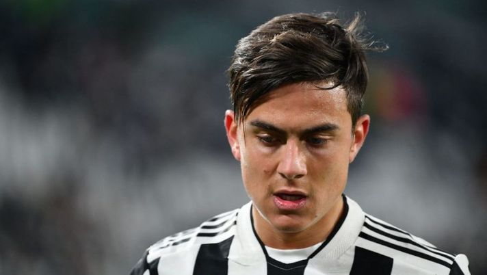 Juventus' Argentine forward Paulo Dybala reacts during the Italian Serie A football match between Juventus and Udinese on January 15, 2022 at the Juventus stadium in Turin. (Photo by Isabella BONOTTO / AFP) (Photo by ISABELLA BONOTTO/AFP via Getty Images) Gazzetta: “Perché l’Inter riflette su Dybala. Il patto con Marotta, Roma e Milan…” - immagine 1