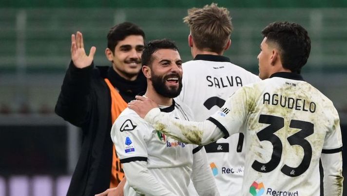 Spezia's Italian forward Daniele Verde (L) celebrates with Spezia's Colombian forward Kevin Agudelo at the end of the Italian Serie A football match between AC Milan and Spezia on January 17, 2022 at the San Siro stadium in Milan. (Photo by MIGUEL MEDINA / AFP) (Photo by MIGUEL MEDINA/AFP via Getty Images) Conferme per Verde e Gyasi, Manaj in pole: le ultime sulla formazione dello Spezia - immagine 1