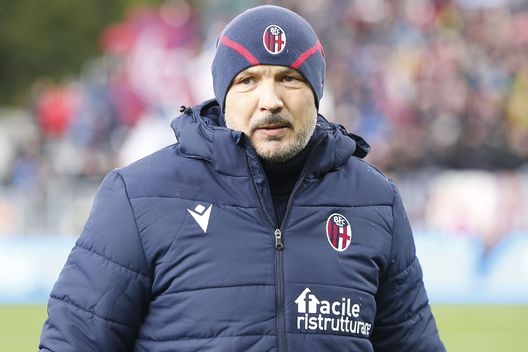 LA SPEZIA, ITALY - NOVEMBER 28: Sinisa Mihajlovic manager of Bologna FC looks on prior to the Serie A match between Spezia Calcio and Bologna FC at Stadio Alberto Picco on November 28, 2021 in La Spezia, Italy. (Photo by Gabriele Maltinti/Getty Images)