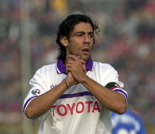22 Oct 2000: Manuel Rui Costa of Fiorentina during the Brescia v Fiorentina Serie A match played at the Mario Rigamonti stadium in Brescia. Mandatory Credit: Grazia Neri/ALLSPORT Rui Costa: “La Fiorentina è entrata nel mio cuore con una potenza tremenda”- immagine 2