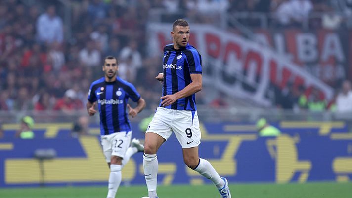 MILAN, ITALY - SEPTEMBER 03: Edin Dzeko of FC Internazionale controls the ball during the Serie A match between AC Milan and FC Internazionale at Stadio Giuseppe Meazza on September 3, 2022 in Milan, Italy. (Photo by Sportinfoto/DeFodi Images via Getty Images) DZEKO ANTI-MILAN