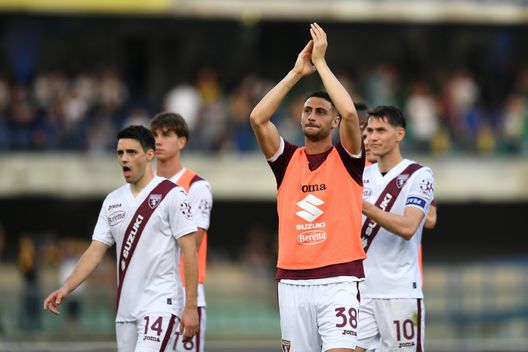 VERONA, ITALY - MAY 14: Rolando Mandragora of Torino applauds the fans following victory in the Serie A match between Hellas and Torino FC at Stadio Marcantonio Bentegodi on May 14, 2022 in Verona, Italy. (Photo by Alessandro Sabattini/Getty Images) Fiorentina-Torino, l’intreccio per il centrocampo: due nomi in ballo e non solo- immagine 2