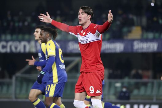 VERONA, ITALY - DECEMBER 22: Dusan Vlahovic of ACF Fiorentina shows his dejection during the Serie A match between Hellas Verona and ACF Fiorentina at Stadio Marcantonio Bentegodi on December 22, 2021 in Verona, Italy. (Photo by Giuseppe Cottini/Getty Images) L’effetto Lukaku può spostare l’asse del mercato: c’è l’intreccio con Vlahovic- immagine 2