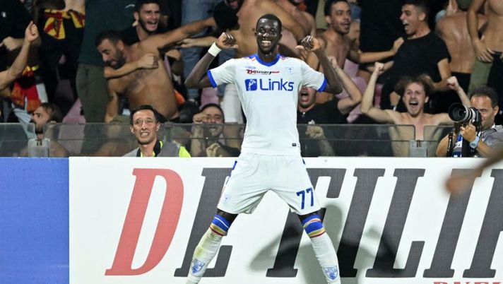 SALERNO, ITALY - SEPTEMBER 16: Assan Ceesay of US Lecce celebrates after scoring the 0-1 goal during the Serie A match between Salernitana and US Lecce at Stadio Arechi on September 16, 2022 in Salerno, Italy. (Photo by Francesco Pecoraro/Getty Images)  Voti fantacalcio: Strefezza come Ceesay, Candreva più di Mazzocchi e Boulaye Dia - immagine 1