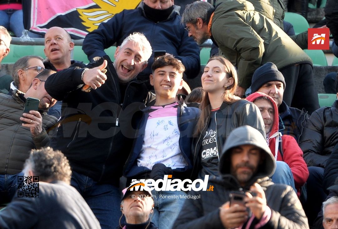 FOTOTIFO Palermo-Como 3-0, gli scatti ai tifosi al “Renzo Barbera” (GALLERY) - immagine 34