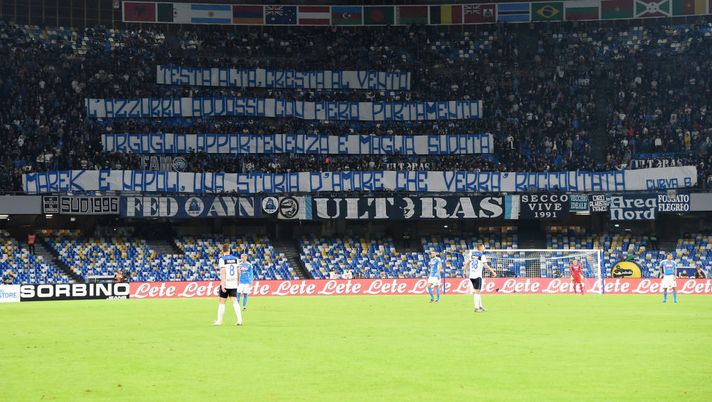 NAPLES, ITALY - OCTOBER 30: SSC Napoli supporters show banners celebrating Marek Hamsik during the Serie A match between SSC Napoli and Atalanta BC at Stadio San Paolo on October 30, 2019 in Naples, Italy. (Photo by Francesco Pecoraro/Getty Images) 