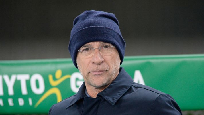 VERONA, ITALY - DECEMBER 04:  Head coach  of Genoa Davide Ballardini looks on during the Serie A match between Hellas Verona FC and Genoa CFC at Stadio Marc'Antonio Bentegodi on December 4, 2017 in Verona, Italy.  (Photo by Dino Panato/Getty Images) 
