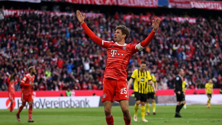 Thomas Muller aiuta Thomas Tuchel nel Der Klassiker