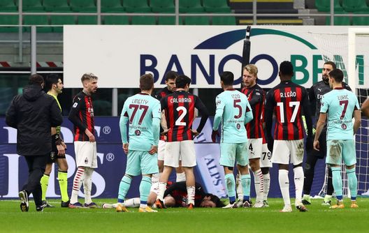 MILAN, ITALY - JANUARY 09: Sandro Tonali of A.C. Milan is surrounded by players as he reacts before being stretched off with an injury during the Serie A match between AC Milan and Torino FC at Stadio Giuseppe Meazza on January 09, 2021 in Milan, Italy. Sporting stadiums around Italy remain under strict restrictions due to the Coronavirus Pandemic as Government social distancing laws prohibit fans inside venues resulting in games being played behind closed doors. (Photo by Marco Luzzani/Getty Images) MILAN, ITALY - JANUARY 09: Sandro Tonali of A.C. Milan is surrounded by players as he reacts before being stretched off with an injury during the Serie A match between AC Milan and Torino FC at Stadio Giuseppe Meazza on January 09, 2021 in Milan, Italy. Sporting stadiums around Italy remain under strict restrictions due to the Coronavirus Pandemic as Government social distancing laws prohibit fans inside venues resulting in games being played behind closed doors. (Photo by Marco Luzzani/Getty Images)