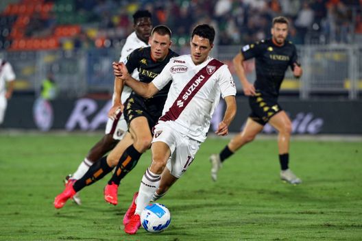 VENEZIA, ITALY - SEPTEMBER 27: Josip Brekalo of Torino runs with the ball during the Serie A match between Venezia FC and Torino FC at Stadio Pierluigi Penzo on September 27, 2021 in Venezia, Italy. (Photo by Maurizio Lagana/Getty Images) Torino-Juventus, Brekalo contro Chiesa: classe e velocità per decidere il derby- immagine 3