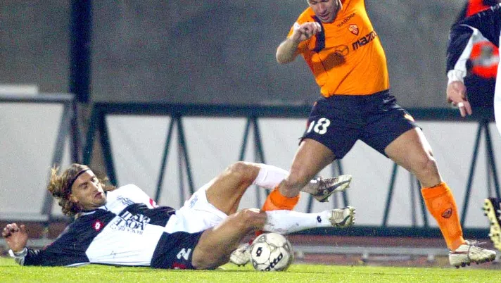SIENA, ITALY - NOVEMBER 27: Antonio Cassano #18 of AS Roma defends Davide Nicola #2 of AC Siena during their Serie A match at the A. Franchi Stadium November 27, 2004 in Siena, Italy. Roma defeated Siena 4-0.  (Photo by New Press/Getty Images)