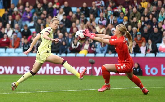 (Photo by Alex Morton/Getty Images) Aston Villa, Hannah grande portiere: nonostante lo strabismo e il bicchier d’acqua…- immagine 3
