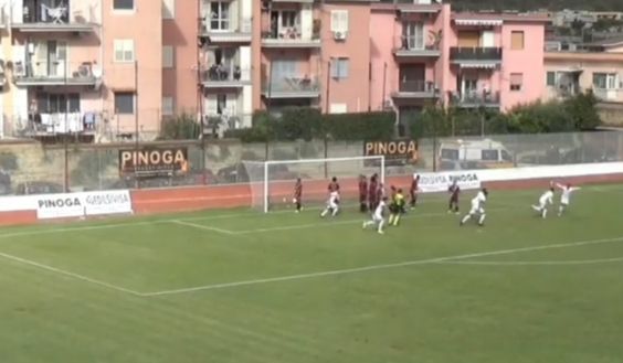 Tutti sulla linea di porta: ma la punizione finisce in rete!- immagine 2
