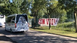 Il Padova parte per Alessandria, i tifosi salutano la squadra con uno striscione