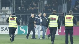 Croazia, derby dell’Adriatico: invasione, lanci di sedie e fumogeni in campo fra Rijeka e Hajduk