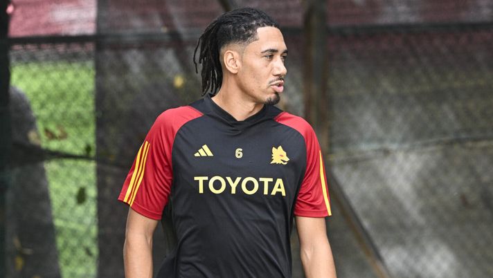 ROME, ITALY - OCTOBER 20: AS Roma player Chris Smalling during training session at Centro Sportivo Fulvio Bernardini on October 20, 2023 in Rome, Italy. (Photo by Luciano Rossi/AS Roma via Getty Images) Smalling, passi in avanti verso il recupero: l’obiettivo è riaverlo con il Feyenoord - immagine 1