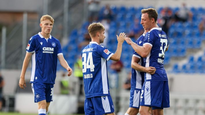 KARLSRUHE, GERMANY - JULY 30: Jannis Rabold of Karlsruher SC and Robin Bormuth of Karlsruher SC and Christoph Kobald of Karlsruher SC during the Second Bundesliga match between Karlsruher SC and SV Darmstadt 98 at BBBank Wildpark on July 30, 2021 in Karlsruhe, Germany. (Photo by Jörg Halisch/Getty Images) La carriera stroncata del talento tedesco Engels: l’hanno operato alla gamba sbagliata - immagine 1