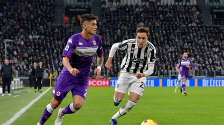 TURIN, ITALY - NOVEMBER 06: Federico Chiesa of Juventus competes for the ball with Lucas Martinez ACF Fiorentina during the Serie A match between Juventus FC and ACF Fiorentina at Allianz Stadium on November 06, 2021 in Turin, Italy. (Photo by Daniele Badolato - Juventus FC/Juventus FC via Getty Images) TURIN, ITALY - NOVEMBER 06: Federico Chiesa of Juventus competes for the ball with Lucas Martinez ACF Fiorentina during the Serie A match between Juventus FC and ACF Fiorentina at Allianz Stadium on November 06, 2021 in Turin, Italy. (Photo by Daniele Badolato - Juventus FC/Juventus FC via Getty Images)