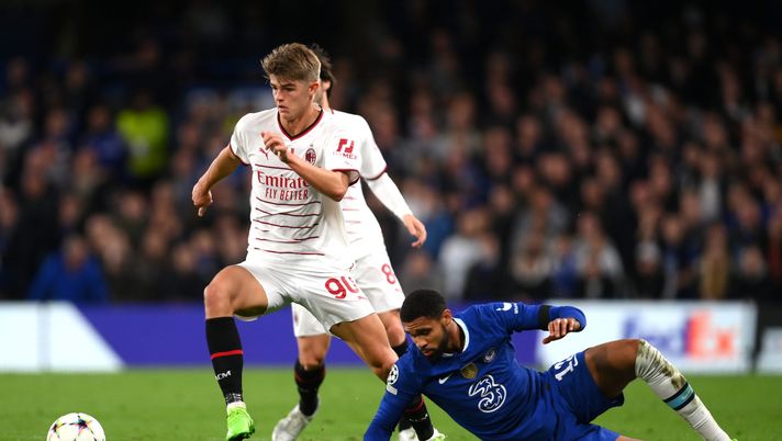 LONDON, ENGLAND - OCTOBER 05: Charles De Ketelaere of AC Milan is challenged by Ruben Loftus-Cheek of Chelsea during the UEFA Champions League group E match between Chelsea FC and AC Milan at Stamford Bridge on October 05, 2022 in London, England. (Photo by Mike Hewitt/Getty Images)