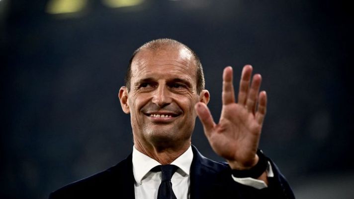 Juventus' Italian coach Massimiliano Allegri waves prior to the Italian Serie A football match between Juventus and Sassuolo on August 15, 2022 at the Juventus stadium in Turin. (Photo by Marco BERTORELLO / AFP) (Photo by MARCO BERTORELLO/AFP via Getty Images) Allegri: “Le condizioni di Di Maria! Kostic, Paredes, Zakaria, Vlahovic e stupito da Bremer” - immagine 1