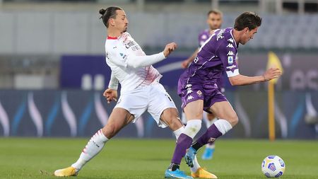 FLORENCE, ITALY - MARCH 21: Dusan Vlahovic of ACF Fiorentina battles for the ball with Zlatan Ibrahimovic of AC Milan during the Serie A match between ACF Fiorentina and AC Milan at Stadio Artemio Franchi on March 21, 2021 in Florence, Italy. (Photo by Gabriele Maltinti/Getty Images) FLORENCE, ITALY - MARCH 21: Dusan Vlahovic of ACF Fiorentina battles for the ball with Zlatan Ibrahimovic of AC Milan during the Serie A match between ACF Fiorentina and AC Milan at Stadio Artemio Franchi on March 21, 2021 in Florence, Italy. (Photo by Gabriele Maltinti/Getty Images)