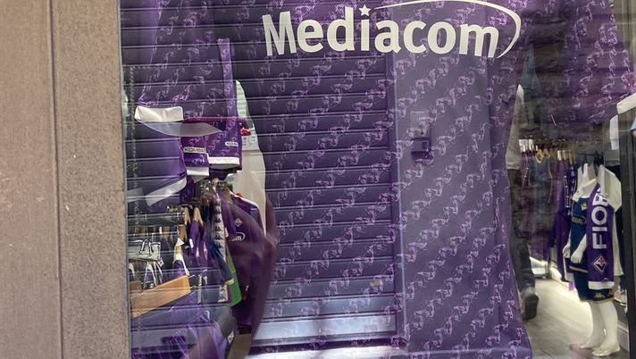 FOTO VN – Ecco la nuova maglia della Fiorentina negli store viola FOTO VN – Ecco la nuova maglia della Fiorentina negli store viola - immagine 1