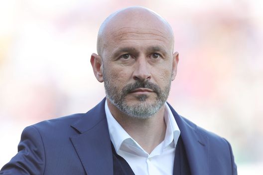FLORENCE, ITALY - APRIL 27: Vincenzo Italiano manager of ACF Fiorentina looks on during the Serie A match between ACF Fiorentina and Udinese Calcio at Stadio Artemio Franchi on April 27, 2022 in Florence, Italy. (Photo by Gabriele Maltinti/Getty Images)