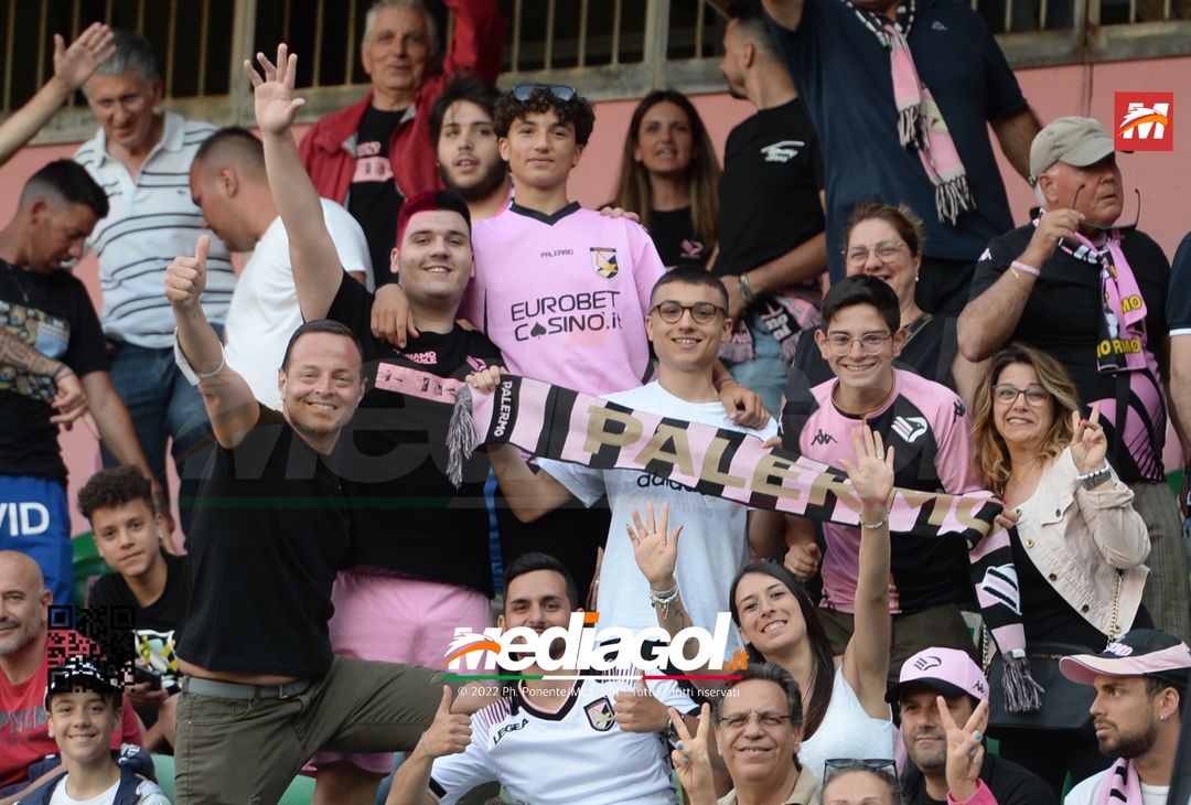 Fototifo, facce da Serie B. I tifosi allo stadio per Palermo-Padova 1-0 - immagine 101