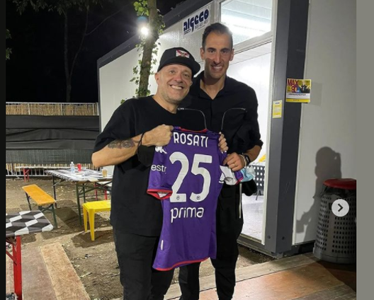 FOTO – Max Pezzali posa con la maglia della Fiorentina di Rosati FOTO – Max Pezzali posa con la maglia della Fiorentina di Rosati