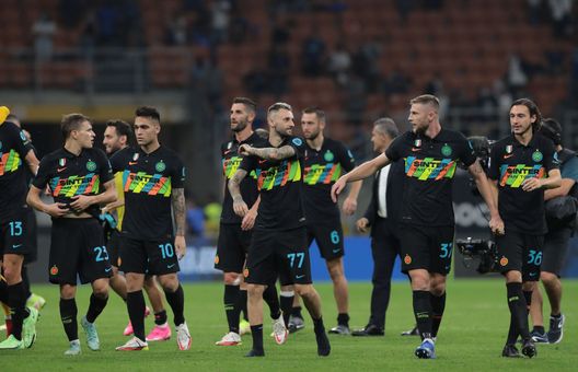 MILAN, ITALY - SEPTEMBER 18: Players of FC Internazionale celebrate the win at the end of the Serie A match between FC Internazionale and Bologna FC at Stadio Giuseppe Meazza on September 18, 2021 in Milan, Italy. (Photo by Emilio Andreoli - Inter/Inter via Getty Images) MILAN, ITALY - SEPTEMBER 18: Players of FC Internazionale celebrate the win at the end of the Serie A match between FC Internazionale and Bologna FC at Stadio Giuseppe Meazza on September 18, 2021 in Milan, Italy. (Photo by Emilio Andreoli - Inter/Inter via Getty Images)