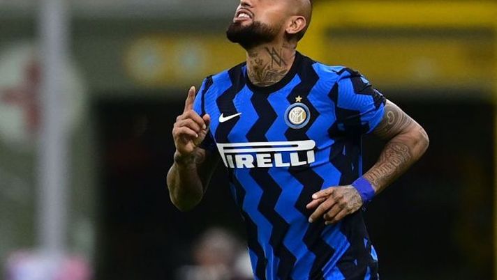 Inter Milan's Chilean midfielder Arturo Vidal reacts as he enters the pitch during the Italian Serie A football match Inter vs Fiorentina on September 26, 2020 at the Giuseppe-Meazza (San Siro) stadium in Milan. (Photo by MIGUEL MEDINA / AFP) (Photo by MIGUEL MEDINA/AFP via Getty Images) Inter, Vidal lavora a parte ma aumenta i carichi: cosa filtra verso il derby - immagine 1