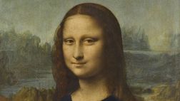 Francia, il Louvre veste la Gioconda di Blues. Italiani in rivolta, Sgarbi parte all’attacco