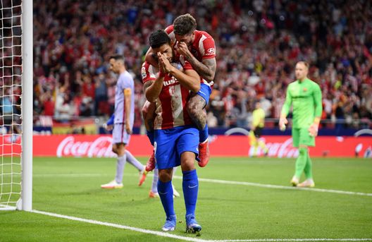 MADRID, SPAIN - OCTOBER 02: Luis Suarez of Atletico Madrid celebrates with Rodrigo De Paul after scoring their team's second goal during the La Liga Santander match between Club Atletico de Madrid and FC Barcelona at Estadio Wanda Metropolitano on October 02, 2021 in Madrid, Spain. (Photo by Denis Doyle/Getty Images) Suarez guarda al futuro: “Cerco un campionato dove divertirmi senza pressioni”- immagine 2