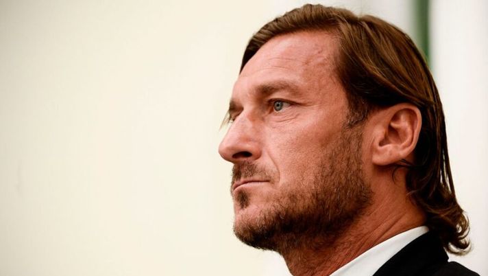 Italian former professional footballer and current technical director at AS Roma, Francesco Totti holds a press conference on June 17, 2019 at the Foro Italico sports complex in Rome. - Totti, who played for Roma and the Italy national team, announced on June 17 he is stepping down from his role as technical director at Roma after 30 years at the club. (Photo by Filippo MONTEFORTE / AFP) (Photo credit should read FILIPPO MONTEFORTE/AFP via Getty Images) Totti: “So come è andata per Dybala! Ho dato un consiglio a Zaniolo, ora spetta a lui decidere” - immagine 1