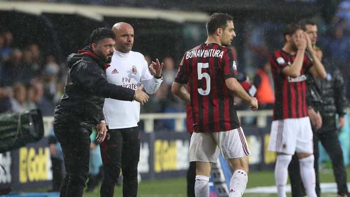BERGAMO, ITALY - MAY 13:  AC Milan coach Gennaro Gattuso issues instructions to his player Giacomo Bonaventura during the Serie A match between Atalanta BC and AC Milan at Stadio Atleti Azzurri d'Italia on May 13, 2018 in Bergamo, Italy.  (Photo by Marco Luzzani/Getty Images) 
