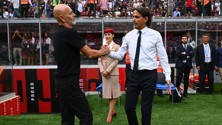 MILAN, ITALY - SEPTEMBER 03: head coach of AC Milan Stefano Pioli hugs head coach of FC Internazionale Simone Inzaghi prior to the Serie A match between AC Milan and FC Internazionale at Stadio Giuseppe Meazza on September 03, 2022 in Milan, Italy. (Photo by Mattia Ozbot - Inter/Inter via Getty Images) Ipse dixit – Pioli: “Leao utile”. Iervolino: “Daremo spettacolo”. Gasperini: “Episodi possono decidere”- immagine 2