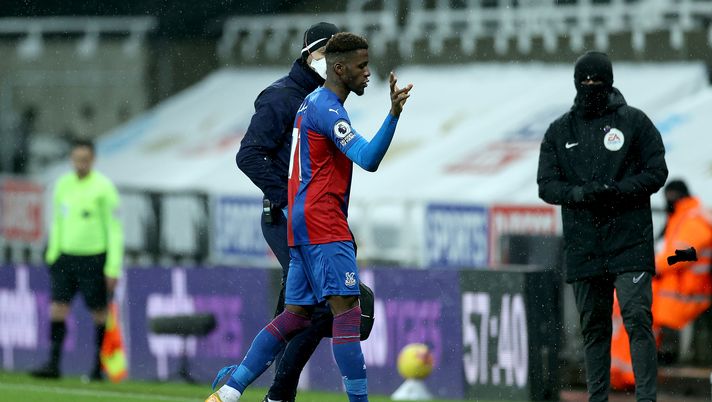 NEWCASTLE UPON TYNE, ENGLAND - FEBRUARY 02: Wilfried Zaha of Crystal Palace reacts as he goes off injured during the Premier League match between Newcastle United and Crystal Palace at St. James Park on February 02, 2021 in Newcastle upon Tyne, England. Sporting stadiums around the UK remain under strict restrictions due to the Coronavirus Pandemic as Government social distancing laws prohibit fans inside venues resulting in games being played behind closed doors. (Photo by Lee Smith - Pool/Getty Images) Zaha: “Sono nero e orgoglioso, ma parlatemi quando prenderete sul serio il problema” - immagine 1