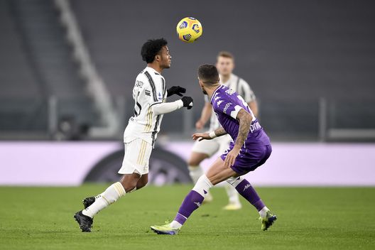 TURIN, ITALY - DECEMBER 22: Juan Cuadrado of Juventus competes for the ball with Cristiano Biraghi of ACF Fiorentina during the Serie A match between Juventus and ACF Fiorentina at Allianz Stadium on December 22, 2020 in Turin, Italy. Sporting stadiums around Italy remain under strict restrictions due to the Coronavirus Pandemic as Government social distancing laws prohibit fans inside venues resulting in games being played behind closed doors. (Photo by Daniele Badolato - Juventus FC/Juventus FC via Getty Images) TURIN, ITALY - DECEMBER 22: Juan Cuadrado of Juventus competes for the ball with Cristiano Biraghi of ACF Fiorentina during the Serie A match between Juventus and ACF Fiorentina at Allianz Stadium on December 22, 2020 in Turin, Italy. Sporting stadiums around Italy remain under strict restrictions due to the Coronavirus Pandemic as Government social distancing laws prohibit fans inside venues resulting in games being played behind closed doors. (Photo by Daniele Badolato - Juventus FC/Juventus FC via Getty Images)