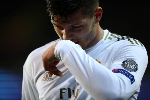 BRUGGE, BELGIUM - DECEMBER 11: Luka Jovic of Real Madrid looks dejected after being substituted during the UEFA Champions League group A match between Club Brugge KV and Real Madrid at Jan Breydel Stadium on December 11, 2019 in Brugge, Belgium. (Photo by Dean Mouhtaropoulos/Getty Images) Corvino: “Jovic per la Fiorentina? E’ un giocatore importante, ma non un bomber”- immagine 2