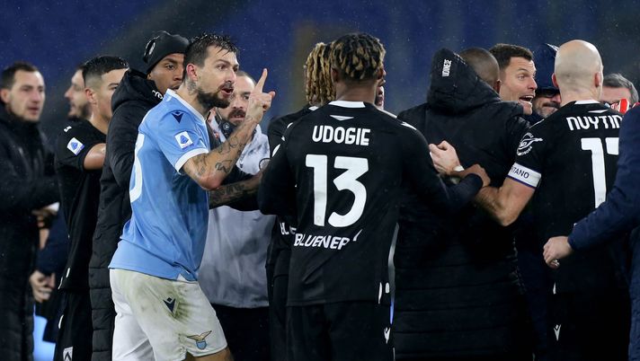 ROME, ITALY - DECEMBER 02: SS Lazio players and Udinese players argue after the match the Serie A match between SS Lazio and Udinese Calcio at Stadio Olimpico on December 02, 2021 in Rome, Italy. (Photo by Paolo Bruno/Getty Images) Correzioni da derby sui social: cari laziali è finita 4-4 non 4-3 firmato “Io me chiamo Roma”… - immagine 1