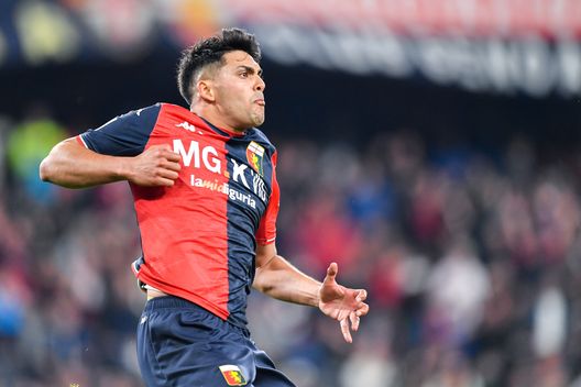 GENOA, ITALY - MAY 6: Nadiem Amiri of Genoa celebrates after Albert Gudmundsson of Genoa has scored a goal during the Serie A match between Genoa CFC and Juventus at Stadio Luigi Ferraris on April 30, 2022 in Genoa, Italy. (Photo by Getty Images) Fiorentina, Mandragora prende tempo: fissata la deadline. Pronta l’alternativa- immagine 2