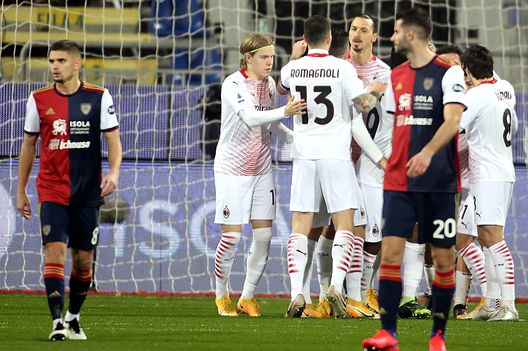Il Milan festeggia dopo il gol contro il Cagliari.ura Il Milan festeggia dopo il gol contro il Cagliari.ura