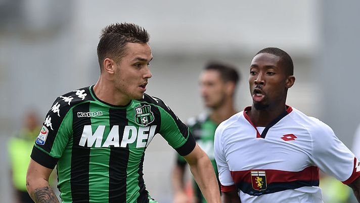 REGGIO NELL'EMILIA, ITALY - SEPTEMBER 18: Pol Lirola of US Sassuolo and Serge Gakpè of Genoa CFC in action during the Serie A match between US Sassuolo and Genoa CFC at Mapei Stadium - Citta' del Tricolore on September 18, 2016 in Reggio nell'Emilia, Italy. (Photo by Giuseppe Bellini/Getty Images) Sassuolo, i due ballottaggi di Iachini: le ultime su Falcinelli e Lirola - immagine 1