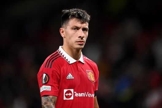 MANCHESTER, ENGLAND - SEPTEMBER 08: Lisandro Martinez of Manchester United looks dejected following their sides defeat in the UEFA Europa League group E match between Manchester United and Real Sociedad at Old Trafford on September 08, 2022 in Manchester, England. (Photo by Michael Regan/Getty Images) Ten Hag: “Lisandro sta ancora festeggiando il Mondiale ma deve prendere atto che la stagione ricomincia”- immagine 2