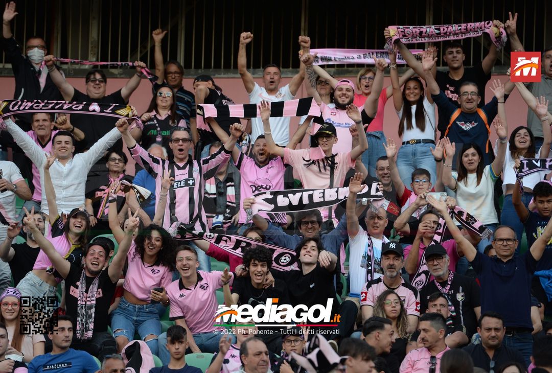Fototifo, i tifosi allo stadio per Palermo-Feralpisaló 1-0 (gallery) - immagine 41