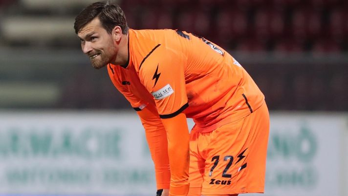 REGGIO CALABRIA, ITALY - FEBRUARY 01: Vid Belec of Salernitana looks on during the Serie B match between Reggina and US Salernitana at Stadio Oreste Granillo on February 01, 2021 in Reggio Calabria, Italy. (Photo by Maurizio Lagana/Getty Images) REGGIO CALABRIA, ITALY - FEBRUARY 01: Vid Belec of Salernitana looks on during the Serie B match between Reggina and US Salernitana at Stadio Oreste Granillo on February 01, 2021 in Reggio Calabria, Italy. (Photo by Maurizio Lagana/Getty Images)