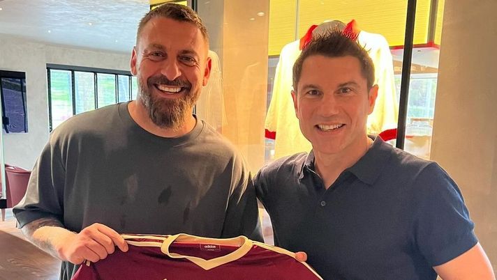 Cufré torna a Trigoria. Lo scatto con De Rossi: “Esempio di professionalità e umiltà” - immagine 1