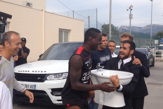 FOTO, Le Iene raggiungono Balotelli a Nizza: in regalo un… bidet FOTO, Le Iene raggiungono Balotelli a Nizza: in regalo un… bidet