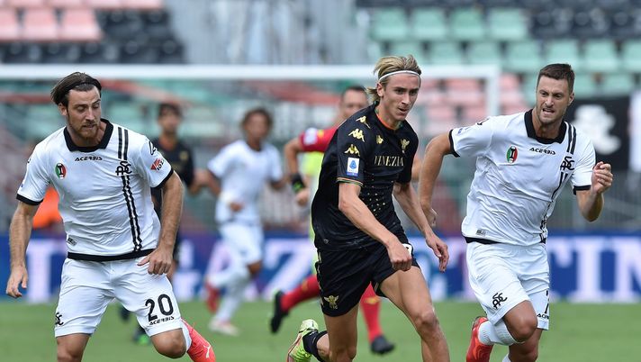 VENICE, ITALY - SEPTEMBER 19: Simone Bastoni of Spezia Calcio and Dennis Johnsen of Venezia FC and Jacopo Sala of Spezia Calcio in action during the Serie A match between Venezia FC and Spezia Calcio at Stadio Paolo Mazza on September 19, 2021 in Venice, Italy. (Photo by Giuseppe Bellini/Getty Images) VENICE, ITALY - SEPTEMBER 19: Simone Bastoni of Spezia Calcio and Dennis Johnsen of Venezia FC and Jacopo Sala of Spezia Calcio in action during the Serie A match between Venezia FC and Spezia Calcio at Stadio Paolo Mazza on September 19, 2021 in Venice, Italy. (Photo by Giuseppe Bellini/Getty Images)